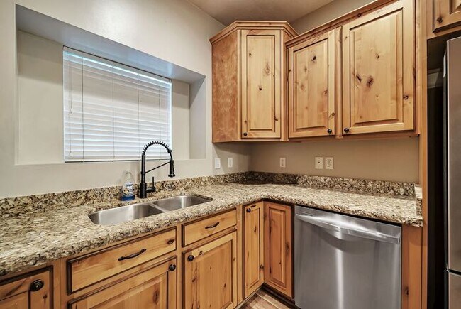 Building Photo - Beautiful Riverton Townhome in Gated Community w 1 car garage attached