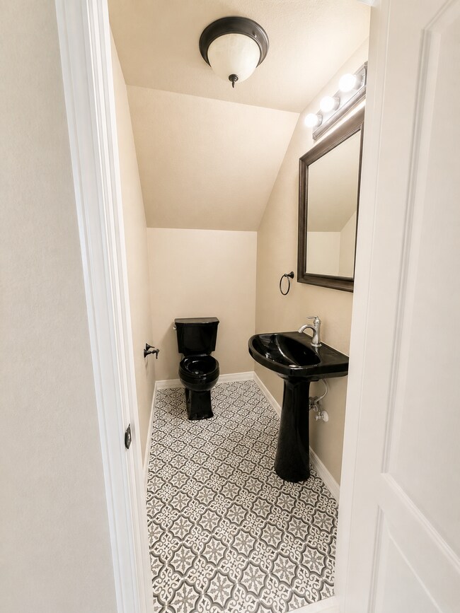 Building Photo - Beautiful 2-Story Home In Hidden River. Finished Basement. Turfed Backyard.