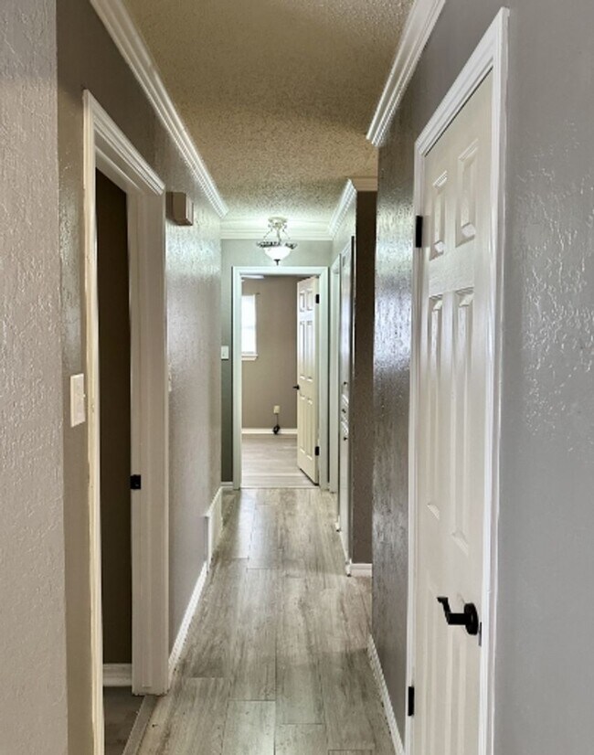 Building Photo - 4 bedroom