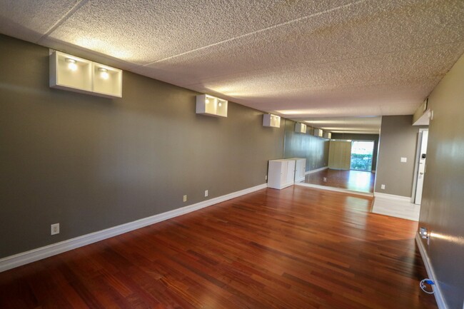 Building Photo - First-floor 1-bedroom, 1.5-bath condo in  ...