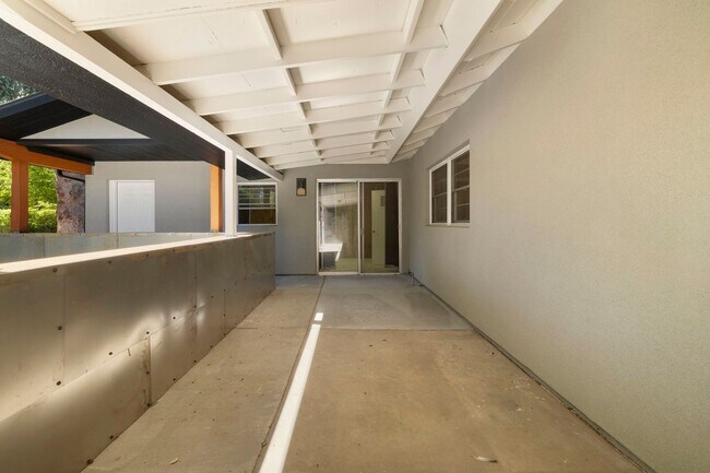 Building Photo - Reburbished 3bd/2ba, 2,275 sq ft home in Coconino Estates close to Hospital, park, downtown Flags...