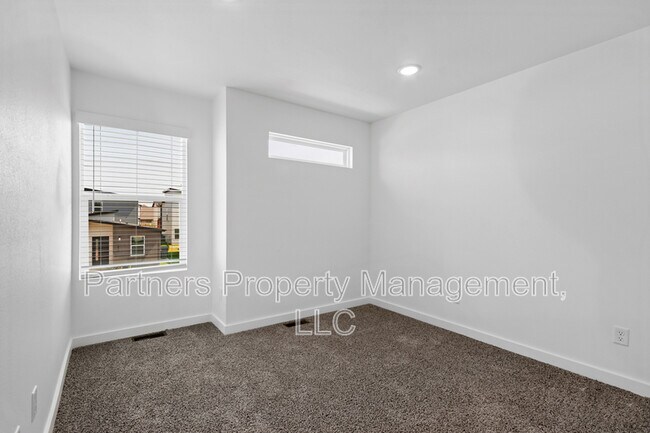 Building Photo - 881 Ventnor Ave