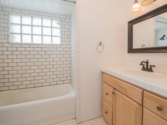 Building Photo - Amazing Well Kept Secret! 4bed 1.5bath Bungalow!