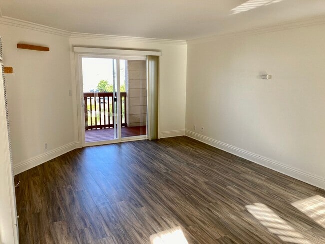 Building Photo - 2 Bed/1 Bath Condo Apt.  Blocks to Imperia...