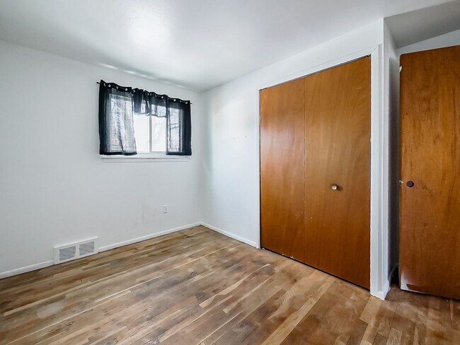 Building Photo - AVAILABLE NOW! Spacious and Inviting Westland Home!