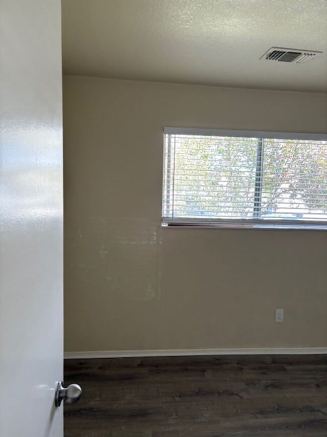 Building Photo - Single story, 3 bed 1.5 bath home.