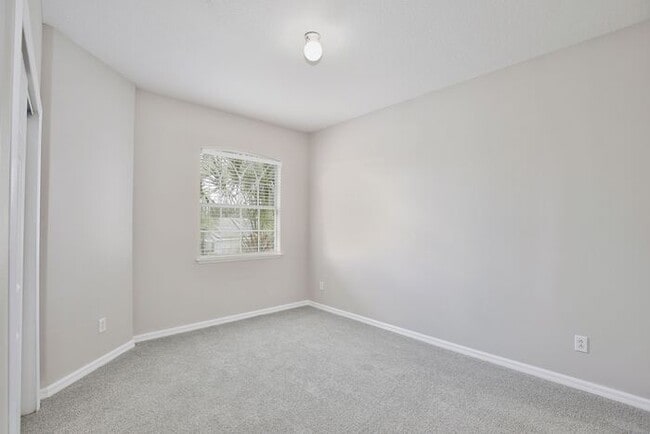 Building Photo - Gorgeous 4/2.5 Home with a 2 Car Garage Lo...