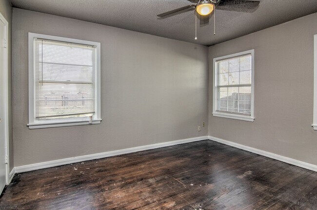 Building Photo - Eye-catching Home in Heart of Lubbock!