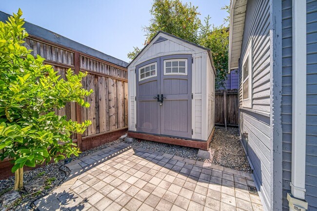 Building Photo - 734 Cassia St