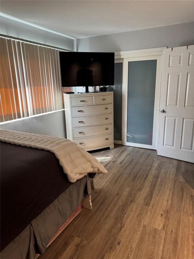 Building Photo - 33 Lake Nanuet Dr