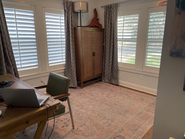 Building Photo - Hyde Park gem with Casita!!!