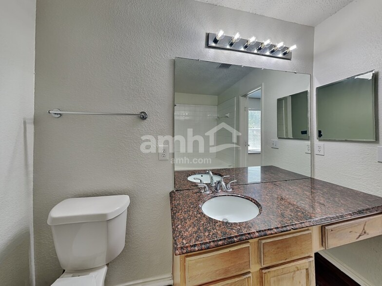 Building Photo - 1601 White Oak Rd