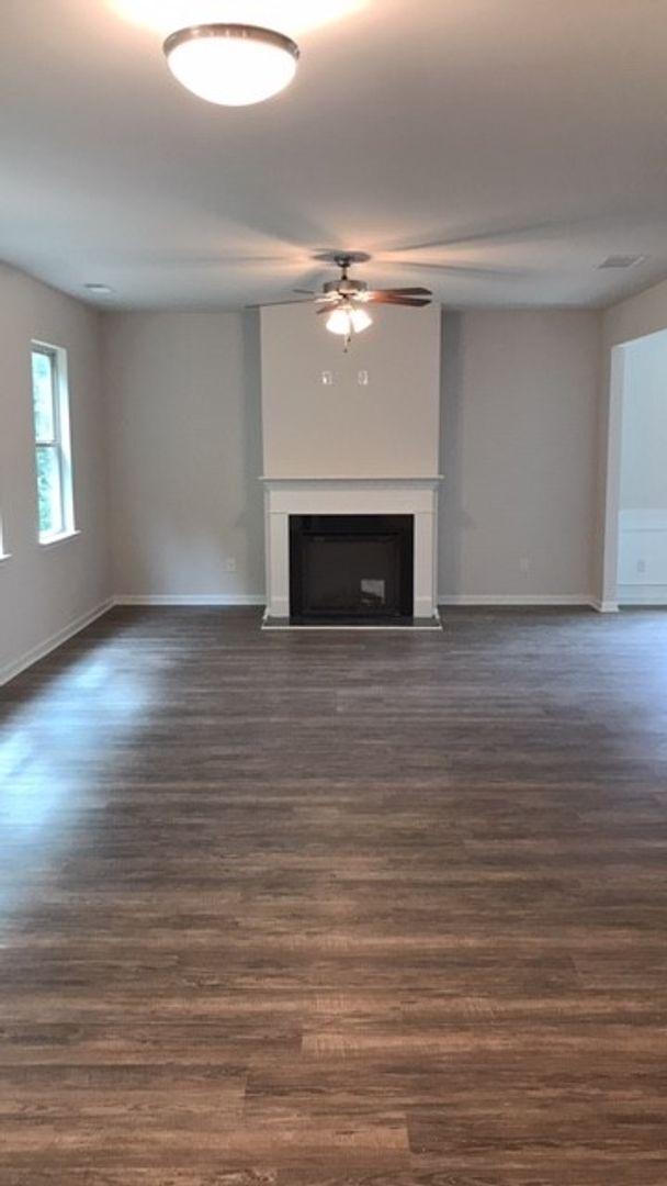 Building Photo - NEWISH 4 Bedroom Single Family Home in Ellenwood!