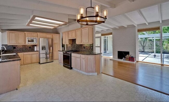 Building Photo - 3 Bed 2 Bath Home w/ Bonus Room in Palo Alto.