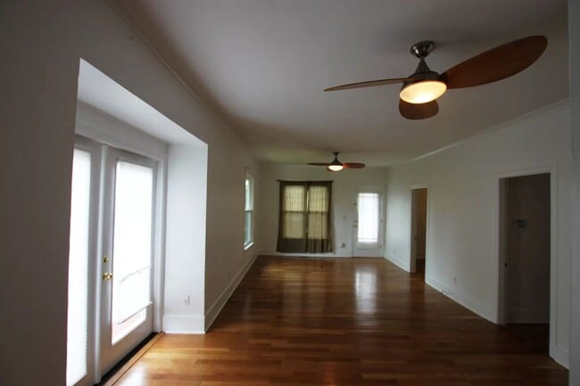 Building Photo - Lovely Craftsman Style Home Ballard !