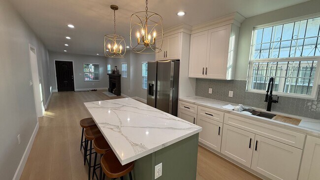 Building Photo - EPIC REA: Charming 2 Bed/ 1 Bath Home in O...