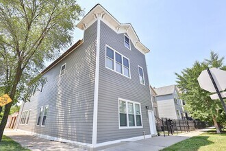 Building Photo - Gorgeous TOP FLOOR 1Bed in Logan Square! Condo Quality! In-Unit Laundry! Central Air!