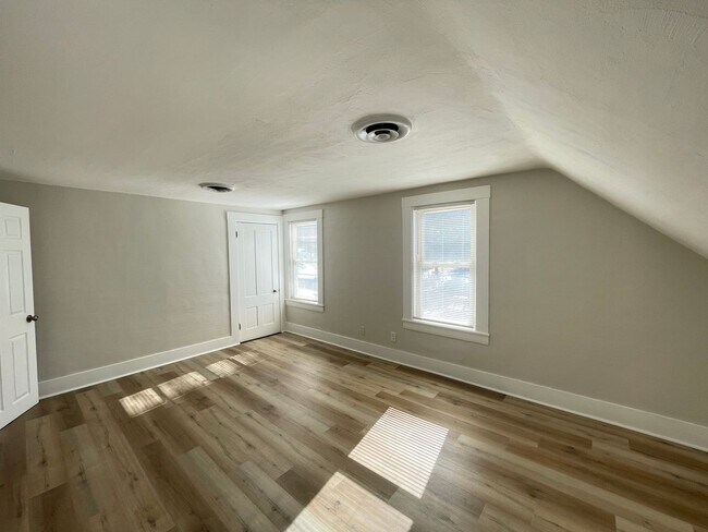 Building Photo - 98 Main St