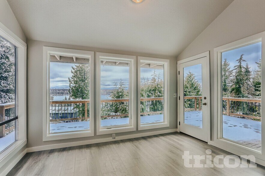 Building Photo - 10727 Lake View Dr