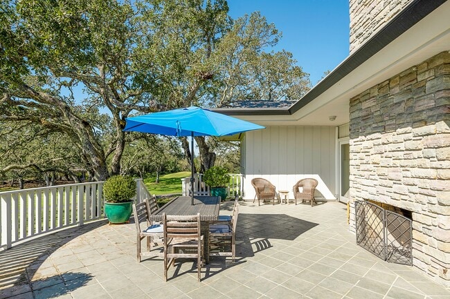 Building Photo - 2700 Hillcrest Dr