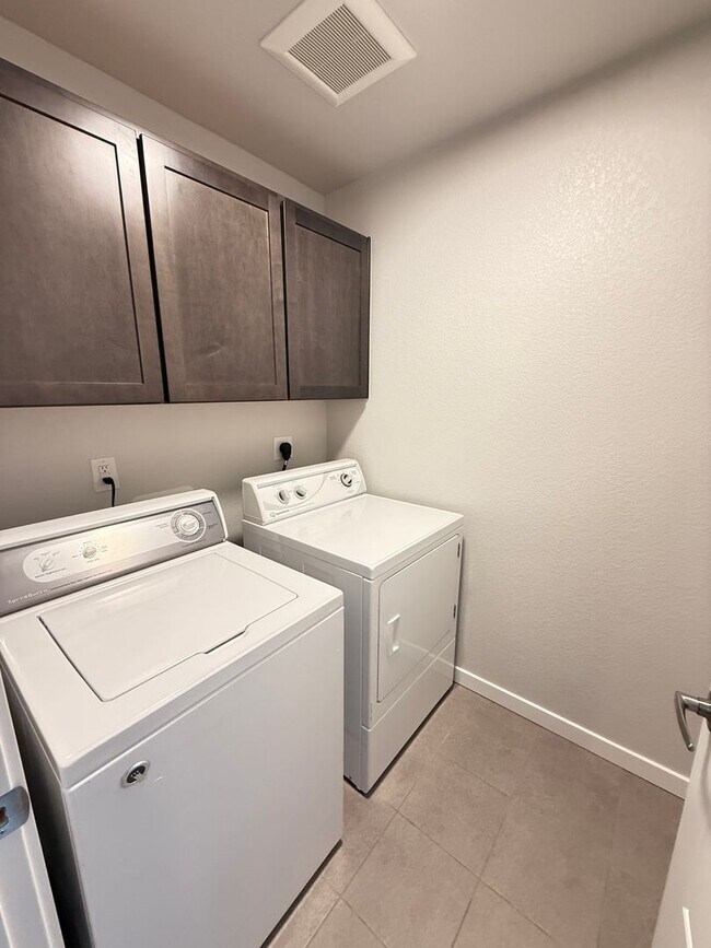Building Photo - 3 Bedroom 3.5 Bath Townhome in Wheatridge ...