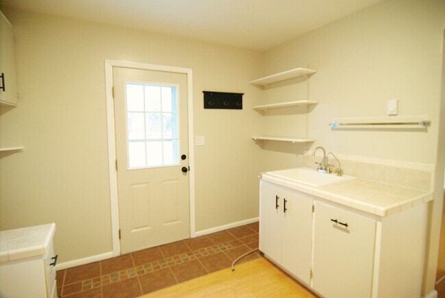 Building Photo - Spacious 6 Bed / 3 Bath Home in Rigby!