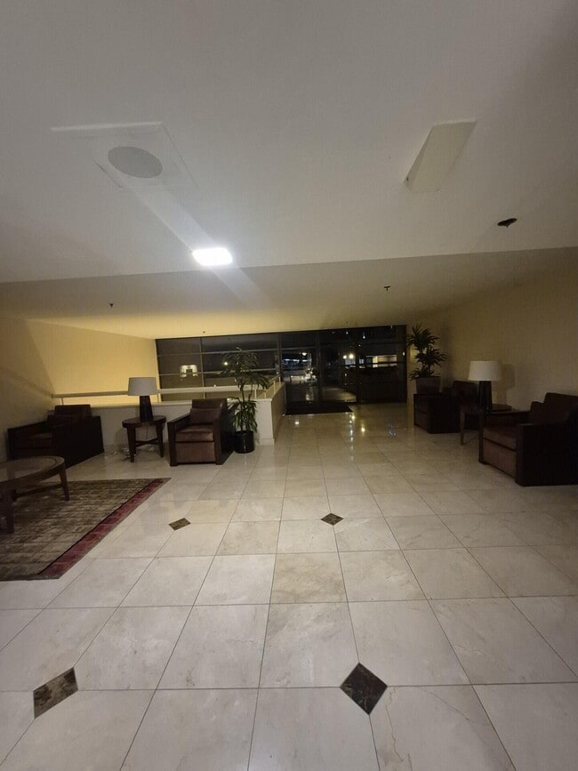 Building Photo - 600 W 9th St