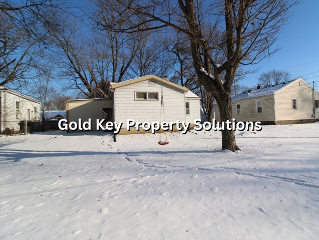 Building Photo - MUNCIE 3 BR 1 BA House with Carport and Large Yard (SECTION 8 APPROVED)