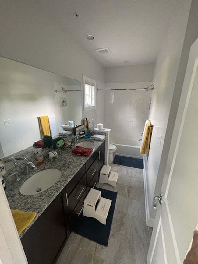 Building Photo - 5 Bed 4 Bath LUXURIOUS CRAFTSMAN set in Bethesda Mews