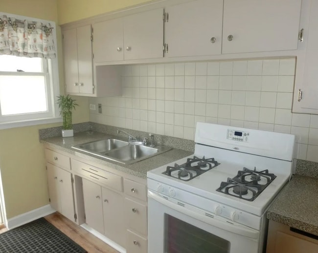 Building Photo - Updated 1-Bedroom Apartment – Available No...
