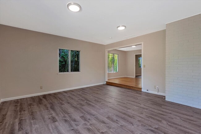 Building Photo - Beautifully Remodeled 4 Bedroom (+ bonus room and closet) 2 Bathroom Mountain View Home!