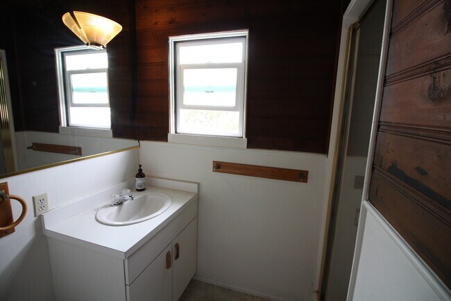 Building Photo - 1010 Tourmaline St