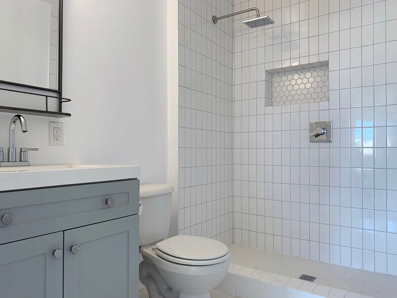 Building Photo - 1386 W 38th St