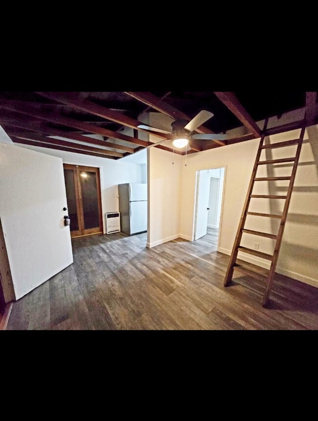 Building Photo - 1 bed, 1 bath - South Mission Hills neighb...