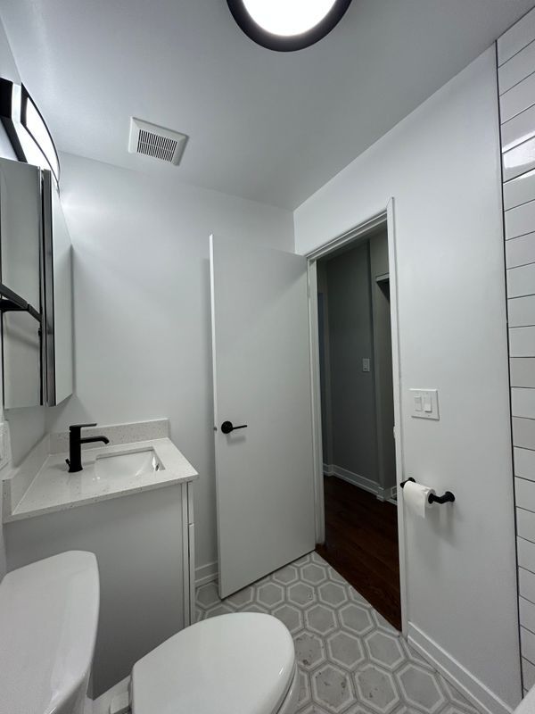 Building Photo - 525 W Oakdale Ave