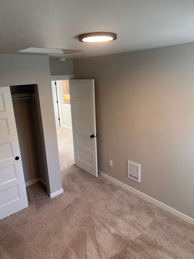 Building Photo - Modern 3-Bedroom Condo in the Heart of Lyn...