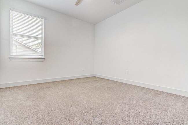 Building Photo - 2117 Maxwell Ln