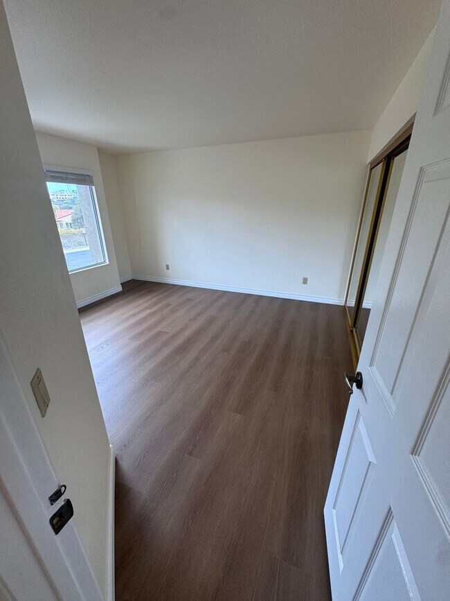 Building Photo - Spacious La Jolla Home in Gated Community