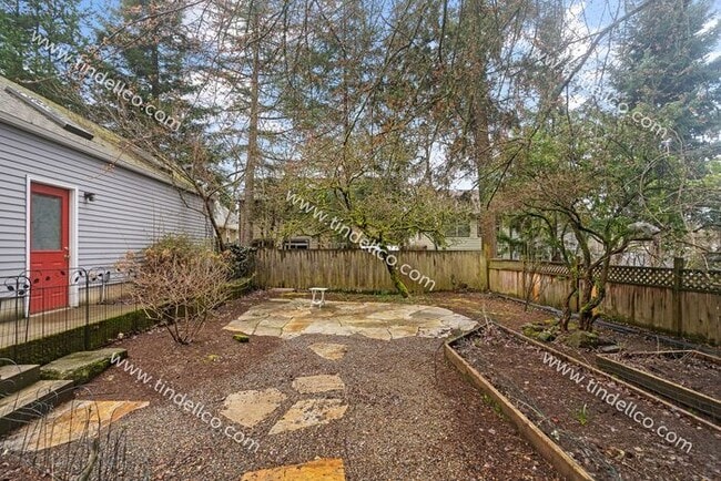 Building Photo - Spacious Pet Friendly Cape Cod in Multnomah Village with detached garage!