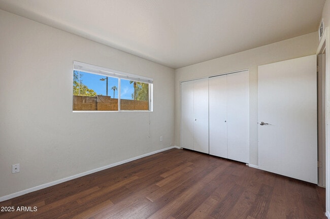 Building Photo - 601 W Coral Gables Dr