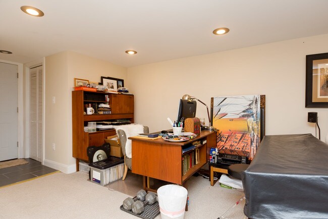 Building Photo - 1319 Corbin Pl NE