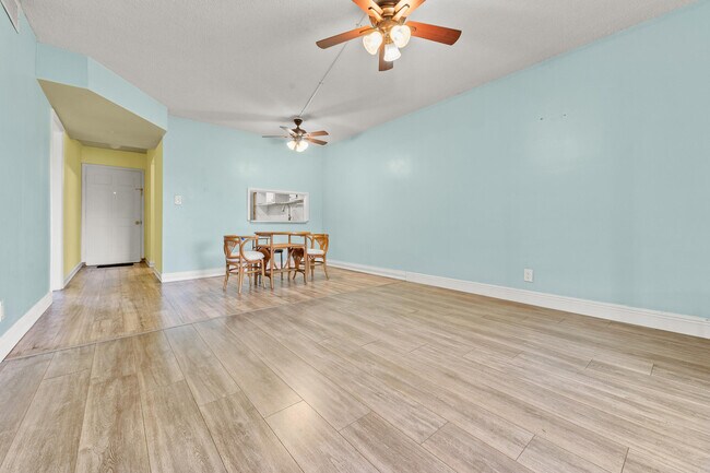 Building Photo - 2770 Garden Dr S