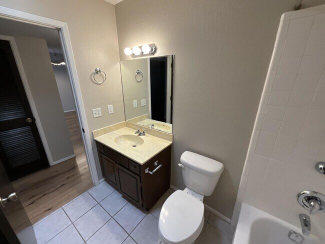 Building Photo - 3229 S Fairfield Dr