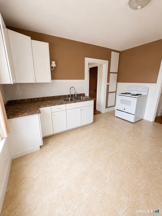 Building Photo - 62 S Quaker Ln
