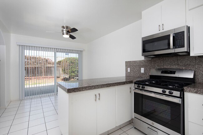 Building Photo - 3 BR House in Carlsbad with Washer/Dryer H...