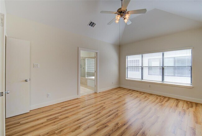 Building Photo - 8656 Meadowcroft Dr