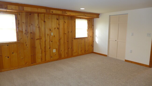 Building Photo - 93 Great Lake Dr