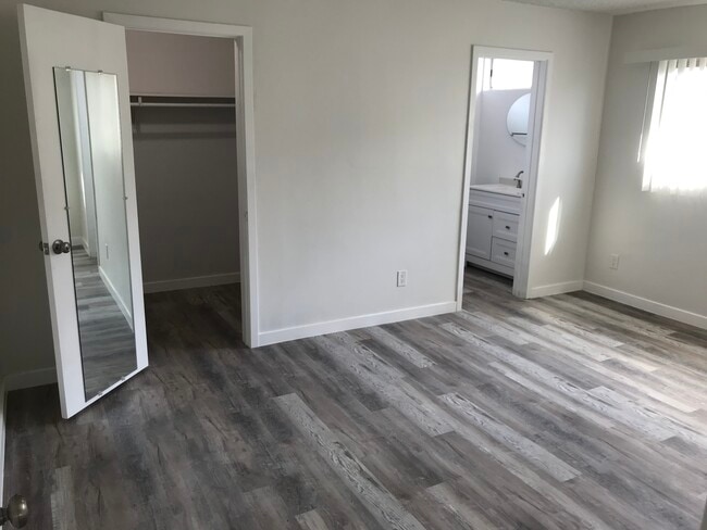 Master Bedroom w Walk-In Closet - 3173 Rowena Ave