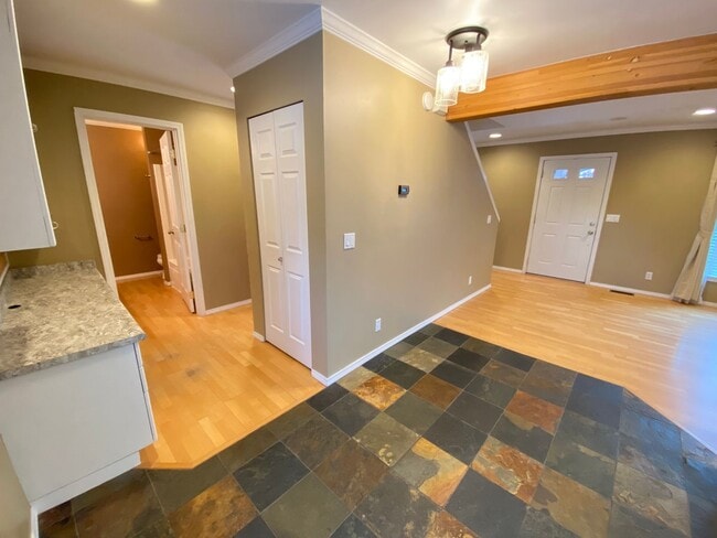 Building Photo - Beautiful 3 Bedroom Home with Custom Touches!