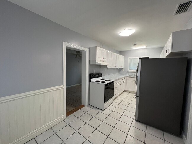 Building Photo - Beautiful 2 Bed/2 Bath Home in Ocala!! BOUNUS ROOM Included! Lawn care INCLUDED!